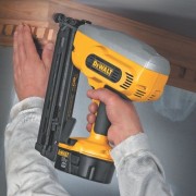 DEWALT DC618K XRP 18-Volt Cordless 1-1/4 Inch – 2-1/2 Inch 16 Gauge 20 Degree Angled Finish Nailer Kit