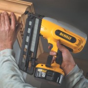 DEWALT DC618K XRP 18-Volt Cordless 1-1/4 Inch – 2-1/2 Inch 16 Gauge 20 Degree Angled Finish Nailer Kit