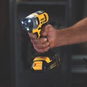 DEWALT DCF885C2 20-Volt MAX Lithium Ion 1/4-Inch 1.5 Ah Impact Driver Kit