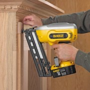 DEWALT DC618K XRP 18-Volt Cordless 1-1/4 Inch – 2-1/2 Inch 16 Gauge 20 Degree Angled Finish Nailer Kit